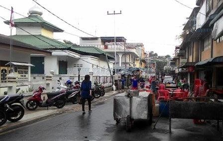 Kabel listrik milik PLN Tanjungpinang yang membuat warga Jl Potong Lembu cemas karena kendur.