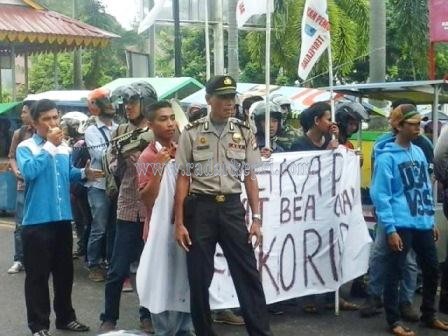 Mahasiswa ketika menggelar aksi demo di BC Tanjungpinang.