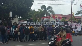 Mahasiswa STISIPOL Tanjungpinang ssat menggelar unjuk rasa di Mapolres Tanjungpinang, Senin (15/02).