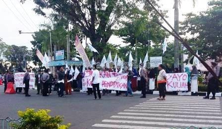 Mahasiswa dari KAMMI Kepri menggelar aksi unjuk rasa di bundaran Pamedan A Yani, Selasa (03/05) sore.
