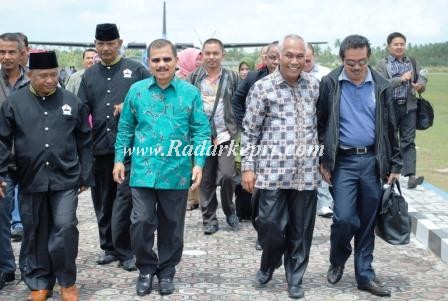 Ketua PKDP Natuna menyambut Bupati Padang Pariaman di Lanud Ranai, Natuna