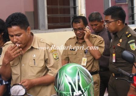 M Yamin dan Gatot Winoto ketika digiring petugas Kejari Tanjungpinang ke mobil tahanan pada 27 September 2012 lalu