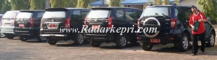 Himbauan Walikota Tanjungpinang agar mobil dinas (mobnas) tidak pakai kaca film hitam tak digubris,. Foto diambil Minggu, 10 Maret 2013