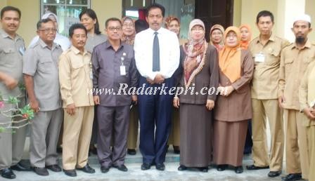 Bupati Tanjungbalai Karimun foto bersama dengan Kepsek SMAn 1 Kundur dan guru.