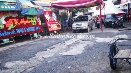 Jl Mawar yang rusak parah tanpa perbaikan dari Dinas PU Kota Tanjungpinang.