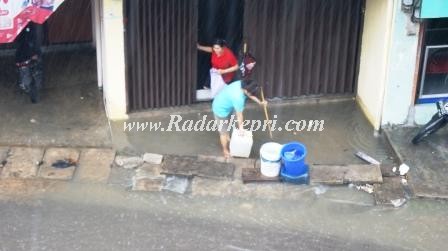 Jl Tambak yang tergenang akibat parit tersumbat, foto diambil Senin 1 April 2013