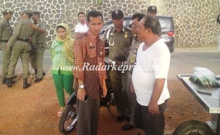 Kakansatpol PP Tanjungpinang, Drs Surjadi MT sedang berbincang dengan Wati (kaos putih), pedagang cendol yang melanggar kesepakatan, Rabu 10 maret 2013.
