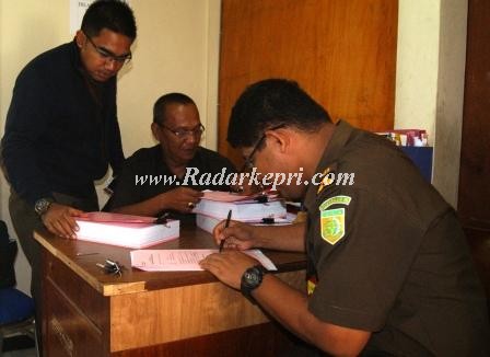 Maruhum Tambunan SH menandatangi penyerahan berkas Gatot di ruang Wakil Panitera PN Tanjungpinang, Muhiyar SH MH didampingi Abdurahcman SH