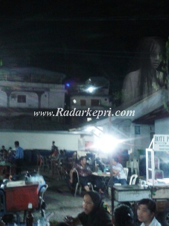 Penampakan hantu perempuan di Akau Potong Lembu, foto diambil jam 20 55 47 Wib pada Rabu 17 April 2013.