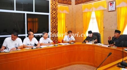 Rapat walikota Tanjungpinang dengan direktur PLN, Agustian.