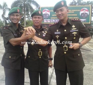 Salama komando Dandim lama Letkol (Inf) Muhamad Syeh Ismed bersama Danrem 033-WP Brigadir Jenderal TNI-AD Deni K Irawan dan Dandim 0315 Bintan yang baru  Letkol (Inf) Andi Asmara Dewa.