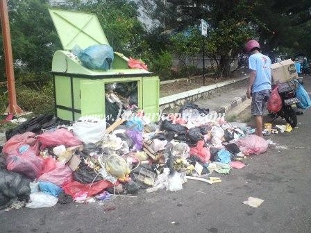 Tumpukan sampah di Jl Soekarno-Hatta, foto diambil Kamis 4 April 2013.