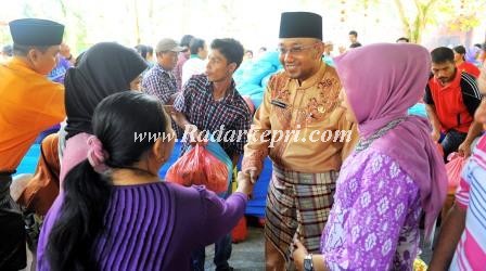Walikota Tanjungpinang H. Lis Darmansyah, SH menyalami warga yang menerima sembako.