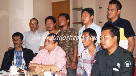 Zakaria SH, Iwan Kurniawan SH foto bersama dengan 7 orang karyawan PT Bintan Lagoon Resort yang dipecat secara sepihak tanpa pesangon.
