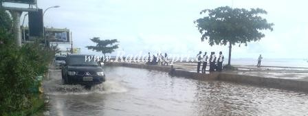 Banjir rob di Jl Hang Tuah, Tepi Laut Tanjungpinang, Jumat 3 April 2013.