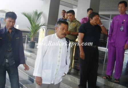 Raja baju putih didampingi rekannya ketika menghadiri hearing dengan komisi III DPRD Kota Batam, Jumat 03 April 2013.