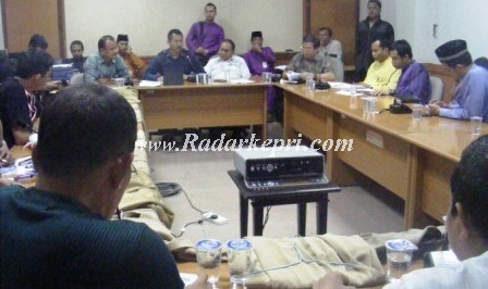 Suasana hearing RDP DPRD Batam dengan PT Bumi Asih Jaya dan Pemko Batam yang tidak menemukan solusi..=