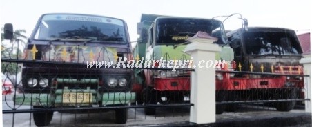 Tiga dari 8 truk yang diamankan Polda Kepri dititipkan di halaman Satresktim Mapolresta Tanjungpinang.