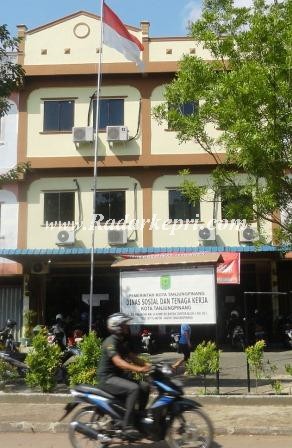 Kantor Dinsosnaker Kota Tanjungpinang yang menghabiskan lebih dari 10 perseng anggaran untuk jalan-jalan