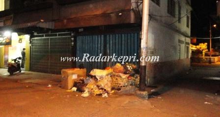 Sampah di Jl Tambak telah dua hari tak diangkut. Foto, Kamis 25 Juli 2013 (aliasar, radar kepri.com)