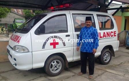 Abdul Gani Atan Leman bersama mobil ambulance yang diserahkan pada warga Singkep dan Singkep Barat.