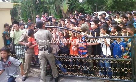 Barisan anak-anak yang mengantri di pintu pagar Gedung Daerah Dabo Singkep=