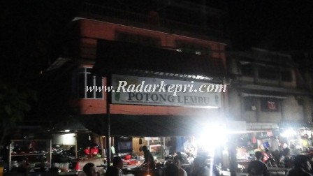 Suasana pusat jajan kuliner Akau Potong Lembu ketika listrik mati pada Selasa 27 Agustus 2013 jam 19 00 Win (foto by chendy tan)