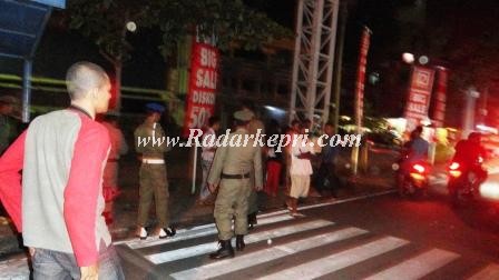 Tim gabungan Satpol PP Pemko Tanjungpinang membubarkan remaja mabuk di depan Mall Ramayana, Rabu 31 Juli 2013. (foto by aliasar, radarkepri.com)