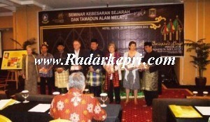 Foto bersama Kadis Budaya Provinsi Kepri, Arifin Nasir dan pemakalah seminar usai peluncuran 9 buku karya Abdul Kadir Ibrahim.