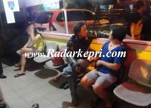 Lili bersama Hendrik dan Ani di Mapolsek Tanjungpinang Kota, Jumat 13 September 2013 pukul 01 30 Wib.