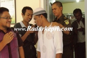 Mazlan (baju putih) dihukum hanya 5 tahun penjara oleh PN Tanjungpinang, karena terbukti mencabuli bocah berumur 4 tahun.