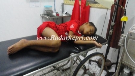 Riski, salah satu korban Suzuki Katana terbaring di UGD RSUD Tanjungpinang, Sabtu 31 Agustus 2013. (foto by aliasar,radarkepri.com)