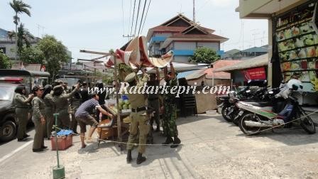 Satpol PP Pemko Tanjungpinang bersama TNI-AD menertibkan PKL di Jl Bakar Batu, Tanjungpinang. Selasa 24 September 2013.