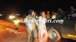Satu dari 3 pasang remaja yang terjaring razia gabungan Satpol PP, TNI-AD dan Polresta Tanjungpinang sedang digiring ke mobil.