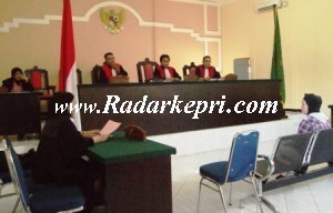 Terdajwa Irena Margareta ketika mendengarkan dakwaan jaksa di PN Tanjungpinang.