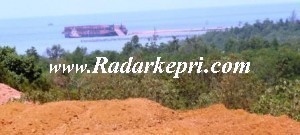 Tongkang di Tanjung Kuku yang sedang menunggu muatan biji bauksit pada Kamis 26 September 2013.