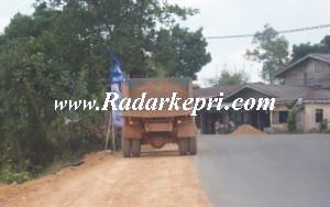 Truk penambang bauksit yang sedang parkir di jalan raya di Bintan Timur.
