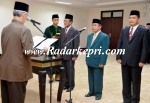Gubernur Provinsi Kepulauan Riau (Gubkepri) Drs H Muhammad Sani, Selasa 01 September 2013 melantik tiga orang pejabat eselon II di lingkungannya