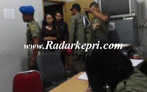 Inilah Ds, oknum mahasisi UMRAH dan pasanganya Rf (baju hitam) ketika didata petugas Satpol PP.(foto by aliasar,radarkepri.com)