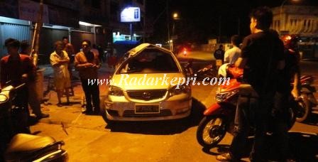 Inilah mobil sedan Toyota Vios  yang menabrak pedagang gorengan di Jl Brigjen Katamso, batu III, Tanjungpinang, Sabtu 5 Oktober 2013 sekitar pukul 03 00 Wib.