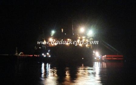 Kapal penampung bauksit di perairan Telang, Bintim, Rabu 16 Oktober 2013=