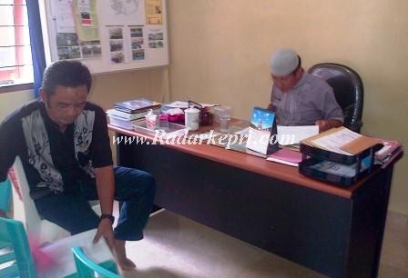 Ketua komisi III Berkunjung ke Desa Tanjung Harapan memonitor program rehab rumah.
