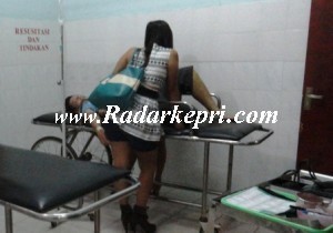 Markus, supir sedan Vios bersama teman wanitanya ketika dirawat di Unit Gawat Darurat RSUD Kota Tanjungpinang.