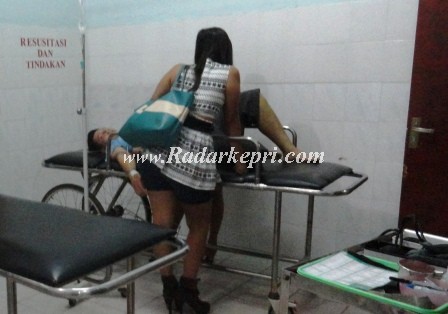 Markus, supir sedan Vios bersama teman wanitanya ketika dirawat di Unit Gawat Darurat RSUD Kota Tanjungpinang.