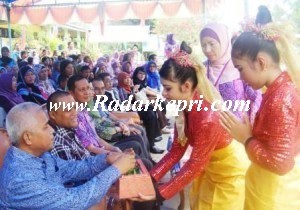 Pemberian sekapur sirih dari mitra SDN 005 Tiban, Sekupang, Batam pada perwakilan PT Trakindo Utama.