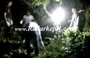 Petugas sedang olah TKP di lokasi Aliang ditemukan tewas.