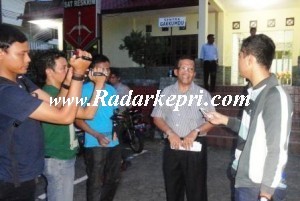 Plt Sekdako Tanjungpinang, Syahrial Evi usai diperiksa penyidik Tipikor Polresta Tanjungpinang atas kasus korupsi dengan tersangka Dedi Chandra.