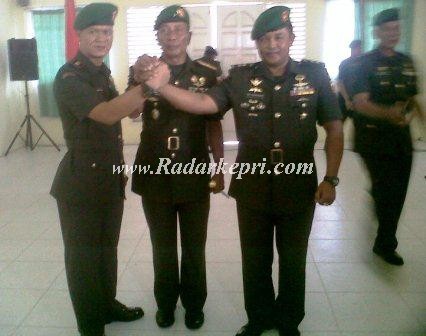 Salam komando Dandim Tanjungbalai Karimun bersama Danrem 033 WP usai sertijab.