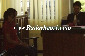Terdakwa Diana, istri siri Hendri Sudirman Situmorang mantan anggota TNI-AD Yonif 134 di adili di PN Tanjungpinang.
