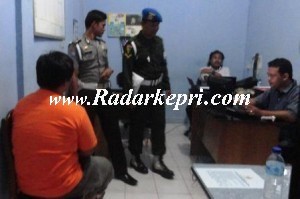 Toni Tersangka Narkoba saat di Reserse narkoba Tanjungpinang-17-10-2013 (3)